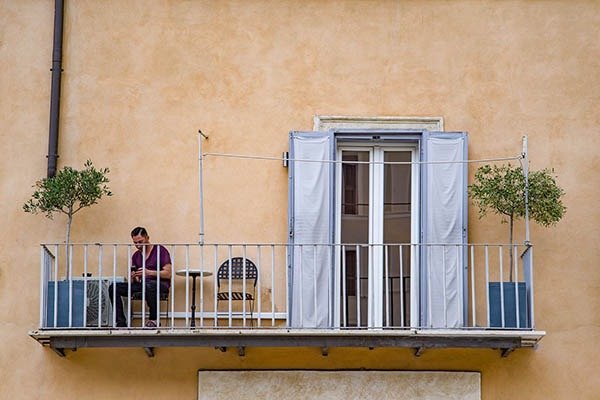 balcony-chovek